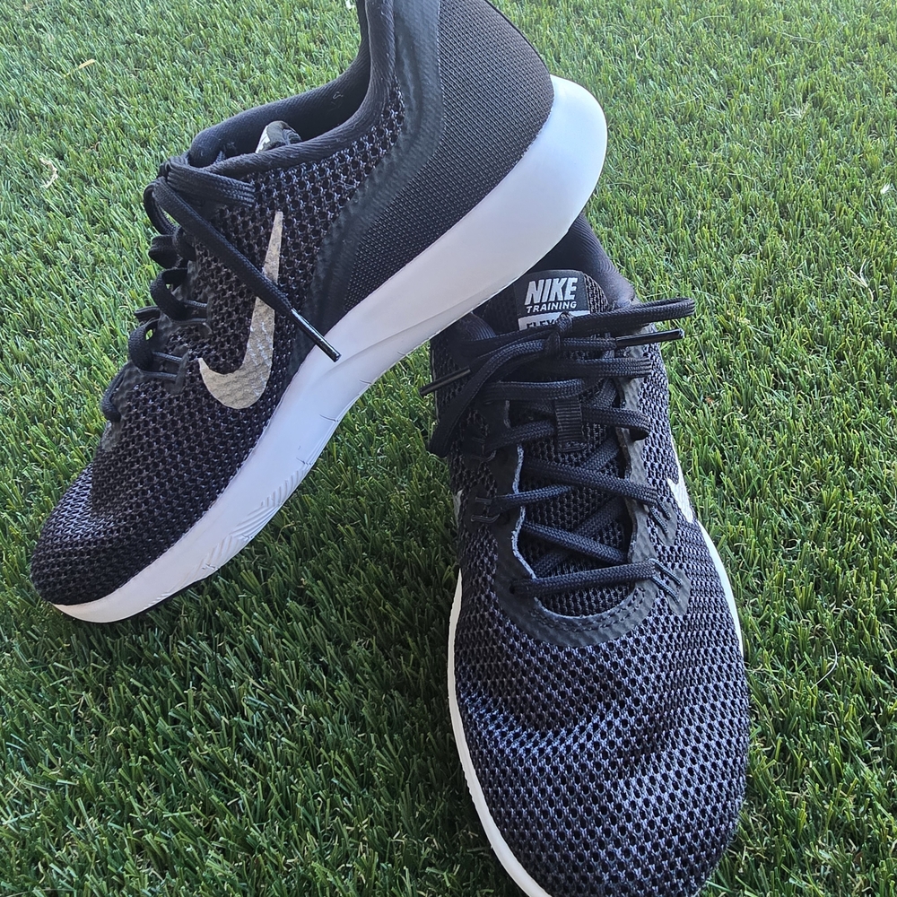 Nike Black and White Athletic Shoes Girls Women's Size 7.5. EUC.